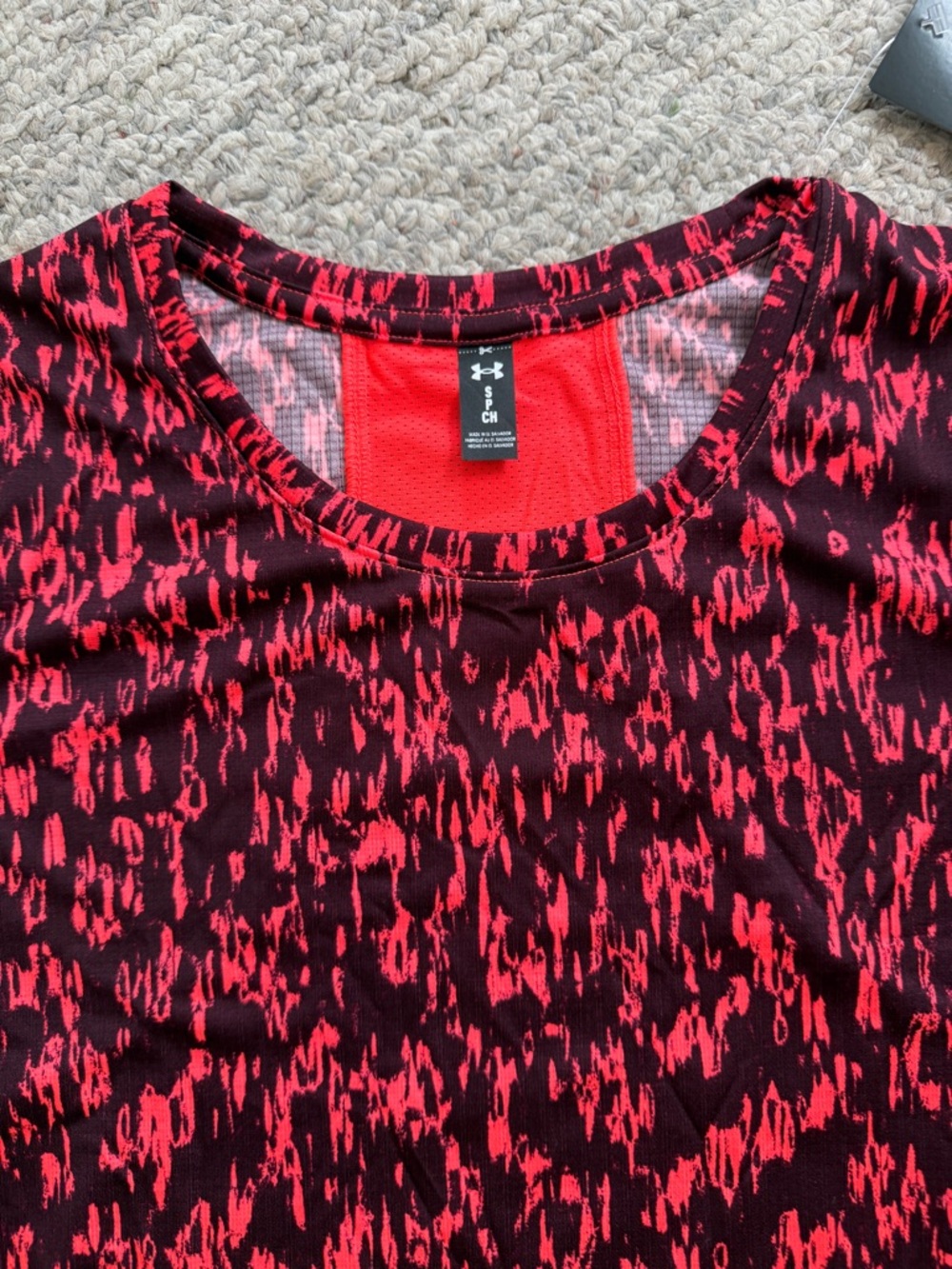Under Armour Women’s Small HeatGear Athletic Top Red Black Print Shirt - Picture 3 of 13